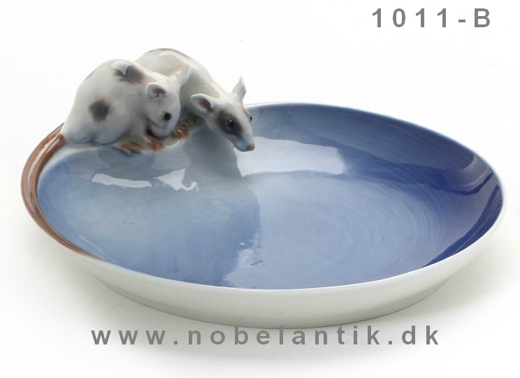Mus p� en sk�l, - D. 20 cm. - 2800.-