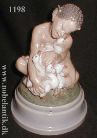 Faun med �llinger, - H 24.5 cm - 6700.-